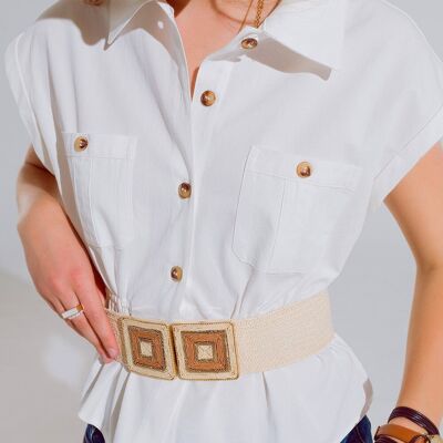 Camisa blanca con botones y bolsillos en el pecho