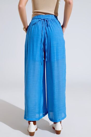 Pantalon style Palazzo bleu avec poches latérales et ceinture épaisse 4