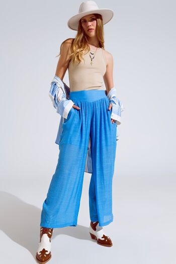 Pantalon style Palazzo bleu avec poches latérales et ceinture épaisse 5