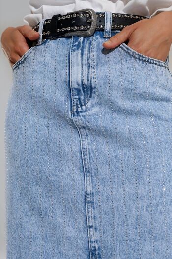 Jupe mi-longue en jean léger avec fente sur le devant et ornement en strass 6