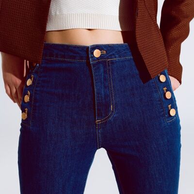 Jeans skinny svasati in blu scuro con dettaglio bottoni