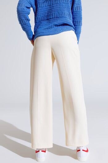 Pantalon droit avec poches latérales et pinces en crème 2