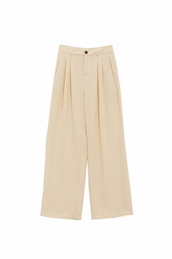 Pantalon droit avec poches latérales et pinces en crème 5