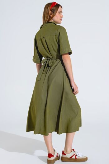 Robe chemise longue verte avec col polo 3