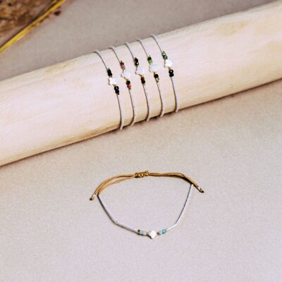Kleeblatt-Armbänder aus Perlmutt mit Steinen und leuchtend weißen Perlen