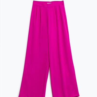 Lila Hose mit weitem Bein