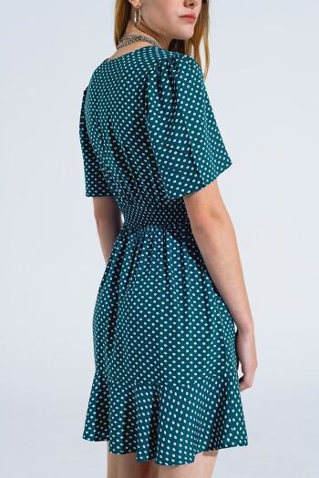 Mini-robe verte avec taille cintrée cache-cœur sur le devant et imprimé floral 3