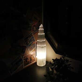 Lampe tour en sélénite 40 cm blanche 3