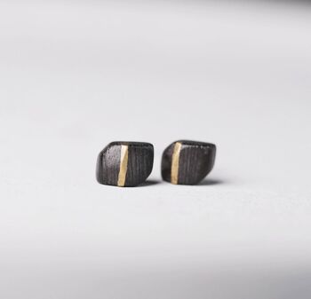 Clous d'oreilles uniques en bois de santal noir ligne bronze 7