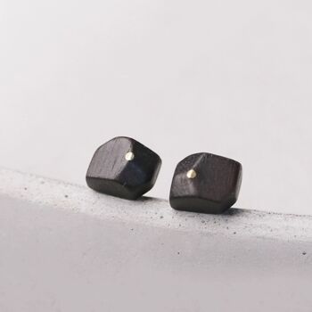 Clous d'oreilles uniques en bois de santal noir ligne bronze 10