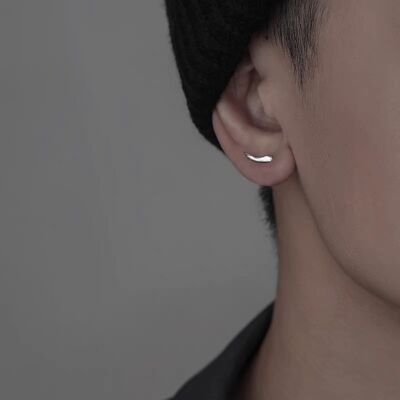 Clous d'oreilles argentés au design unique et ligne minimaliste