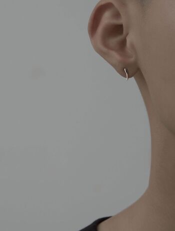 Clous d'oreilles argentés au design unique et ligne minimaliste 9