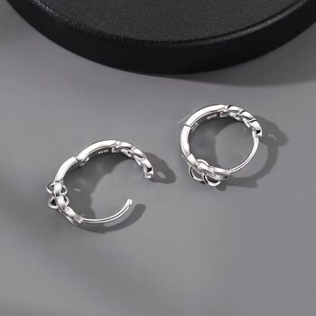 Boucles d'oreilles créoles en chaîne en argent au design unique. 5