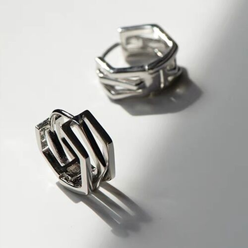 Detailed design crossed line small ear hoops-black n silver