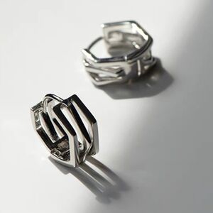 Petits cerceaux d'oreilles à lignes croisées, design détaillé, noir et argent