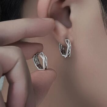 Petits cerceaux d'oreilles à lignes croisées, design détaillé, noir et argent 2