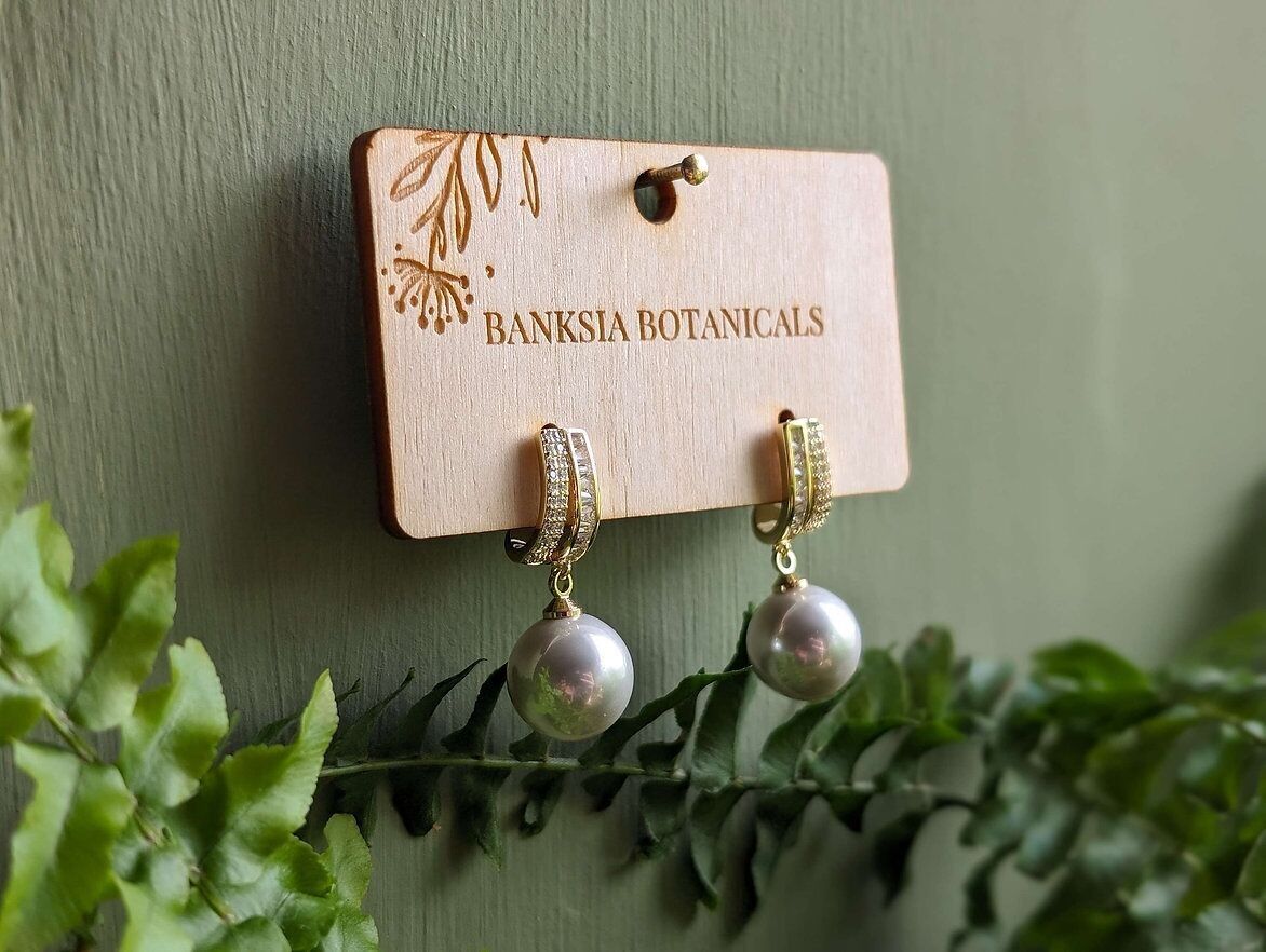 Orecchini a bottone in oro occhio di gatto, zirconi cubici e perle finte