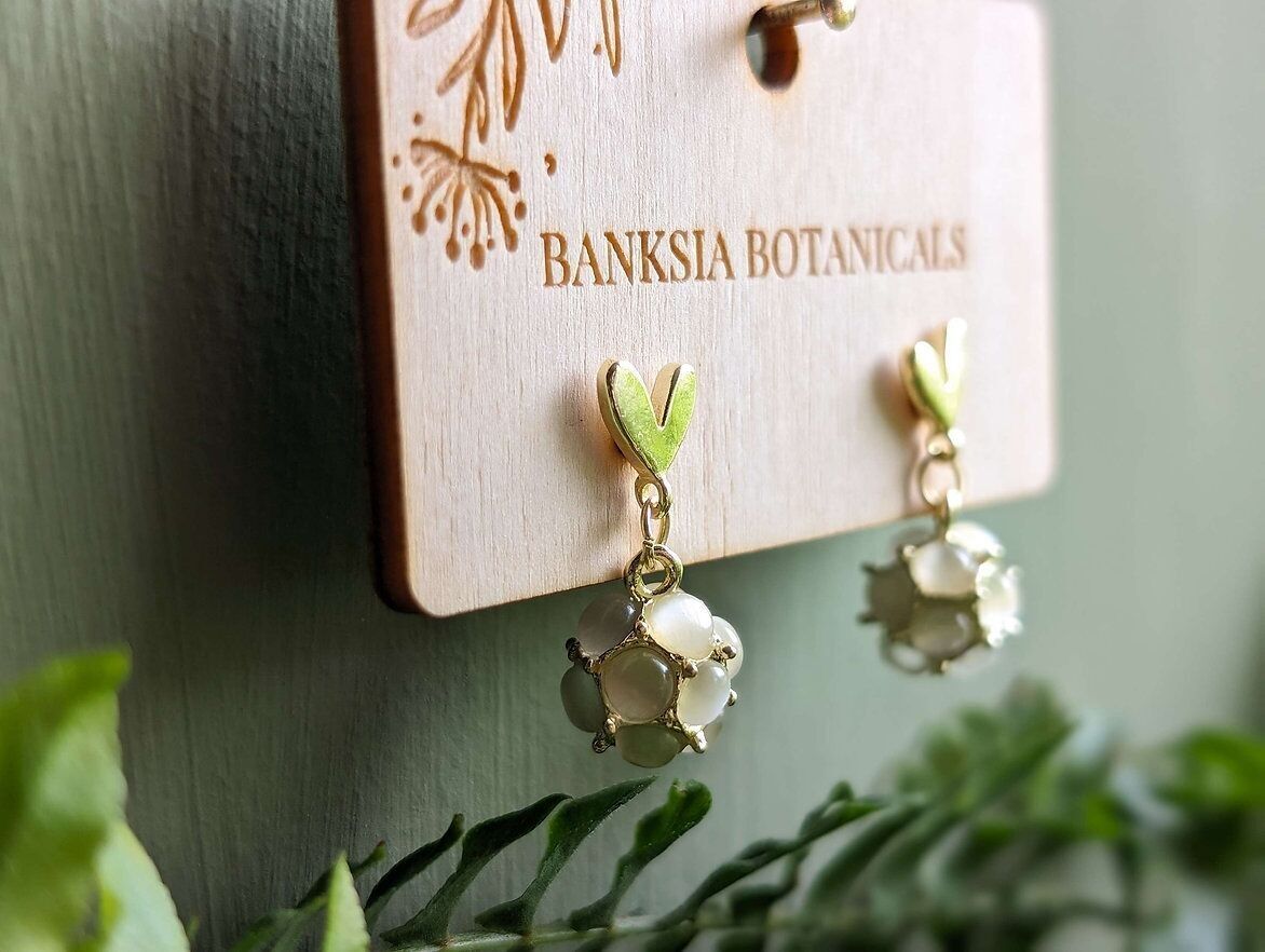 Orecchini a bottone a forma di cuore in oro e occhio di gatto