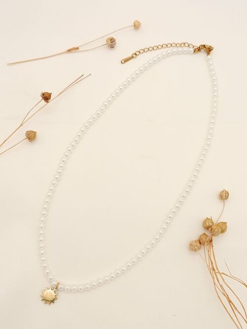 Collier de perles synthétiques avec pendentif soleil