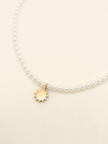 Collier de perles synthétiques avec pendentif soleil 2
