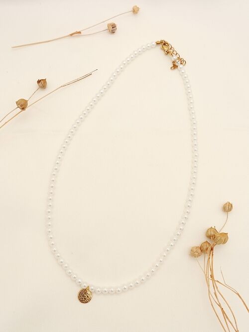 Collier de perles synthétiques avec pendentif rond martelé