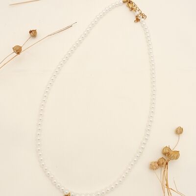 Synthetic pearl necklace with hammered round pendant