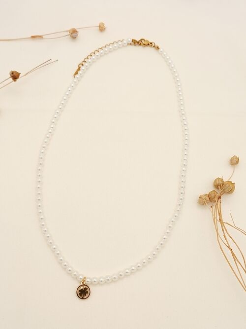 Collier de perles synthétiques avec pendentif trèfle