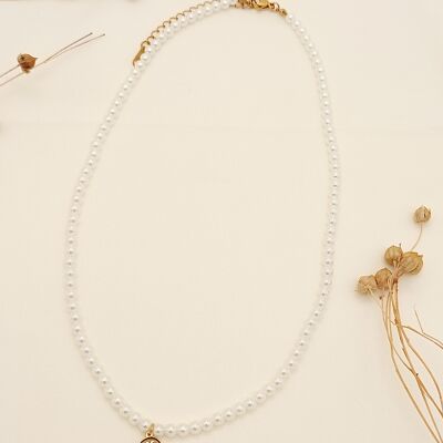 Synthetic pearl necklace with clover pendant
