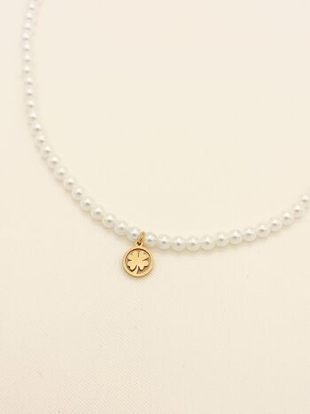 Collier de perles synthétiques avec pendentif trèfle 2