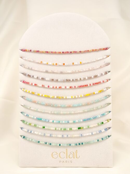 Lot de 12 colliers colorés avec des cristaux de verre sur présentoir