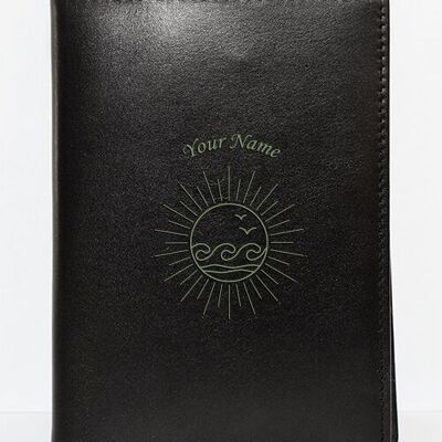 La funda del pasaporte "Sol + Nombre - Medio" se puede personalizar