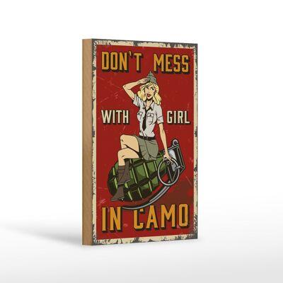 Cartello in legno Pinup 12x18 cm Don`t mess with Girl in decorazione mimetica