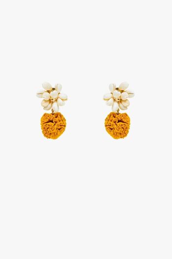 Boucles d'oreilles avec coquillages crème et pompons jaunes 1