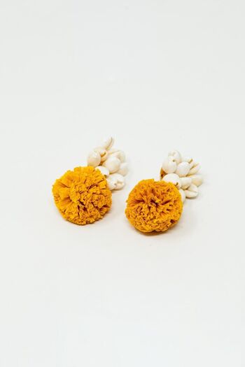 Boucles d'oreilles avec coquillages crème et pompons jaunes 3