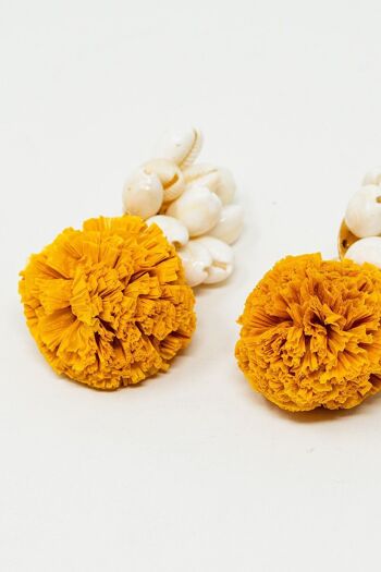 Boucles d'oreilles avec coquillages crème et pompons jaunes 4