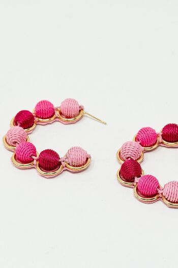 Boucle d'oreille créole dorée avec sphères en laine rose et fuchsia 4