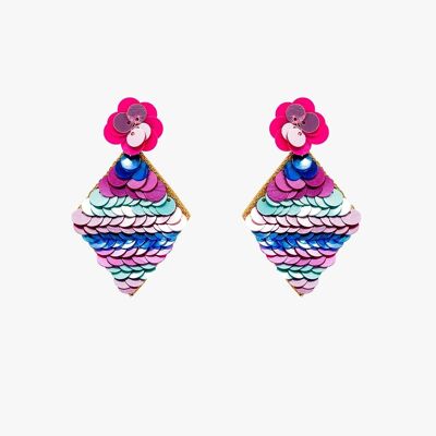 Boucles d'oreilles en forme de diamant avec détails de paillettes multicolores.