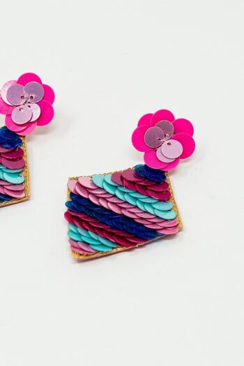 Boucles d'oreilles en forme de diamant avec détails de paillettes multicolores. 4