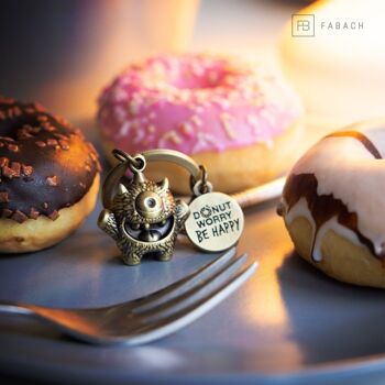 "  Porte-clés encourageur "Cyklops" - doux monstre porte-bonheur avec gravure "Donut, soyez heureux !" - Le chagrin grignotant un porte-bonheur 11