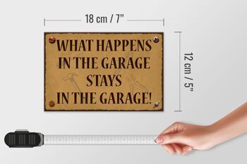Panneau en bois indiquant 18x12 cm ce qui se passe dans le garage reste dedans 4