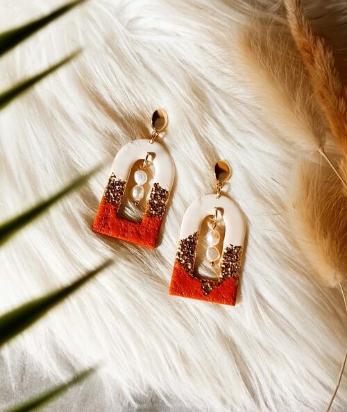 Terracotta Patterned Arch Earrings - HUDA - Terracotta arche with white and gold details and freshwater pearls