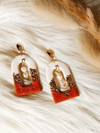 Terracotta Patterned Arch Earrings - HUDA - Terracotta arche with white and gold details and freshwater pearls 2