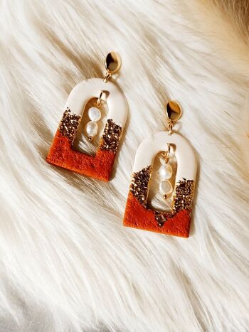 Terracotta Patterned Arch Earrings - HUDA - Terracotta arche with white and gold details and freshwater pearls 3