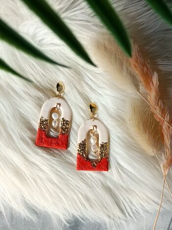 Terracotta Patterned Arch Earrings - HUDA - Terracotta arche with white and gold details and freshwater pearls 4