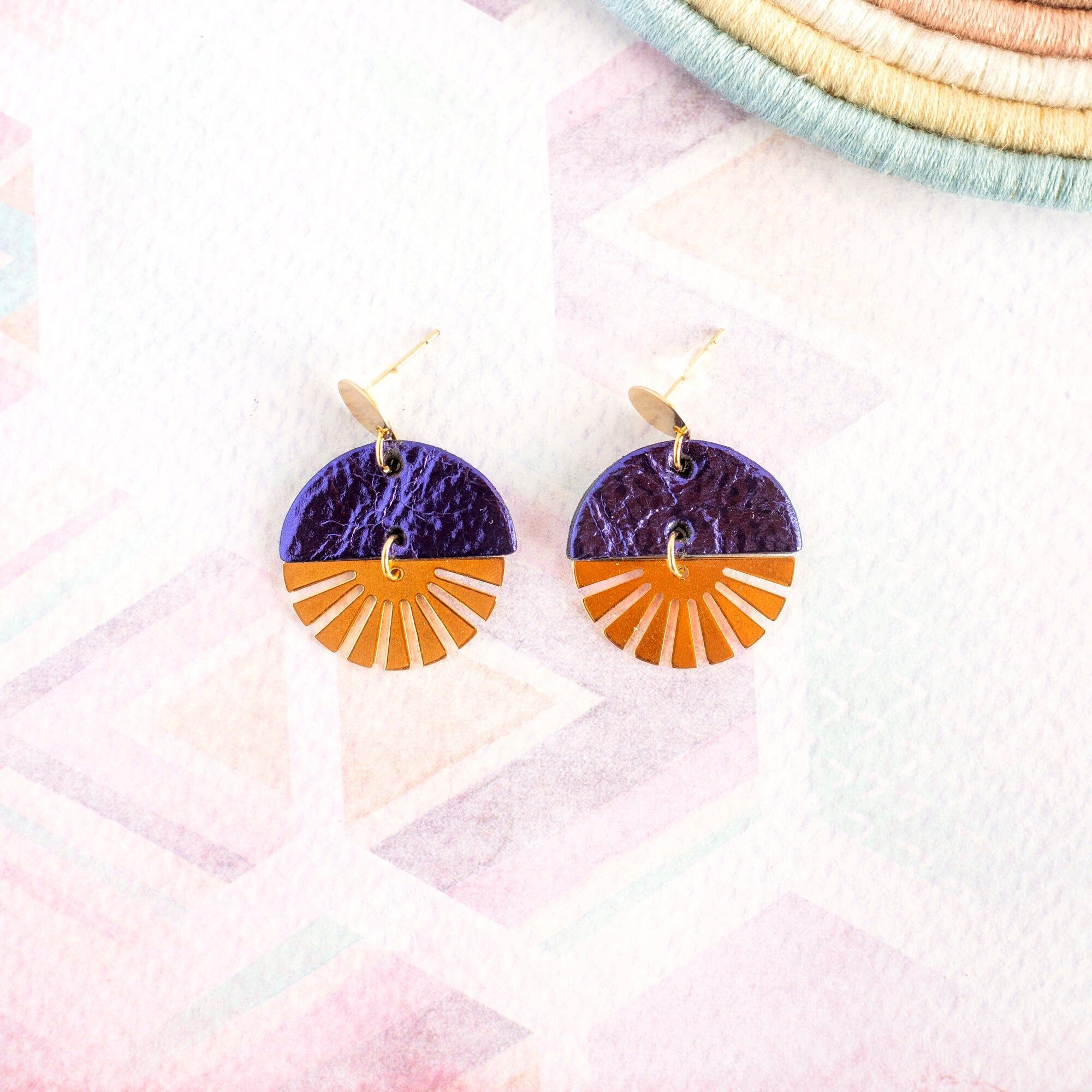 Orecchini Lucy in pelle viola metallizzata