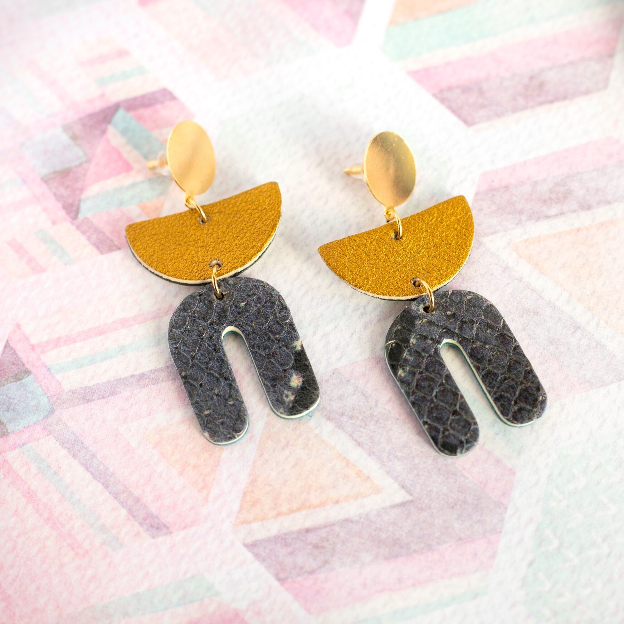 Orecchini Salomé in bronzo e pelle blu indaco