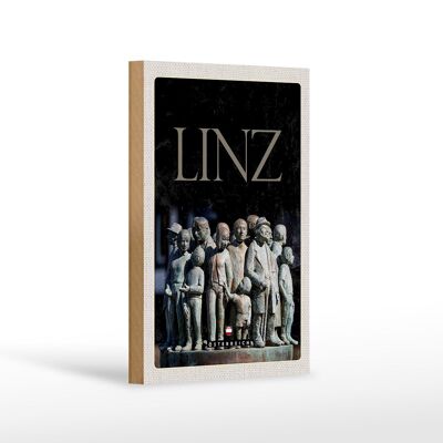 Holzschild Reise 12x18 cm Linz Österreich Skulptur Menschen