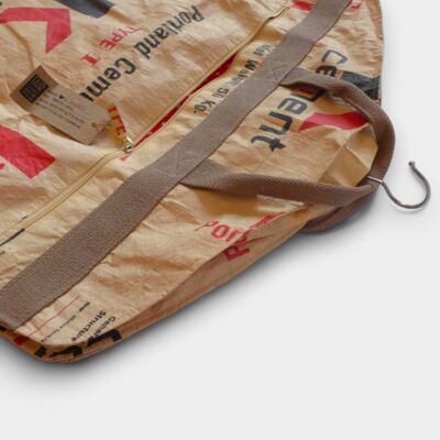 SUIT BAG | Environmentally friendly garment bag in beige-black-red