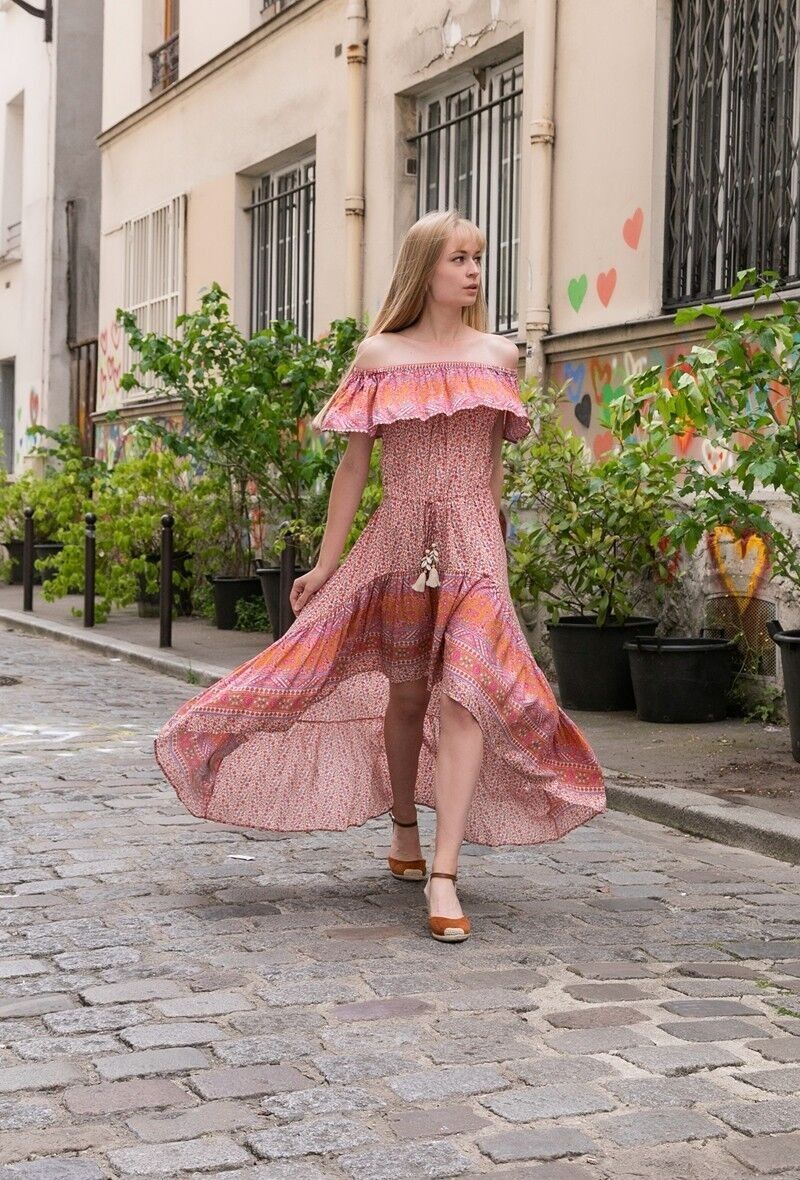 Abito lungo con stampa tropicale arruffato con spalle scoperte