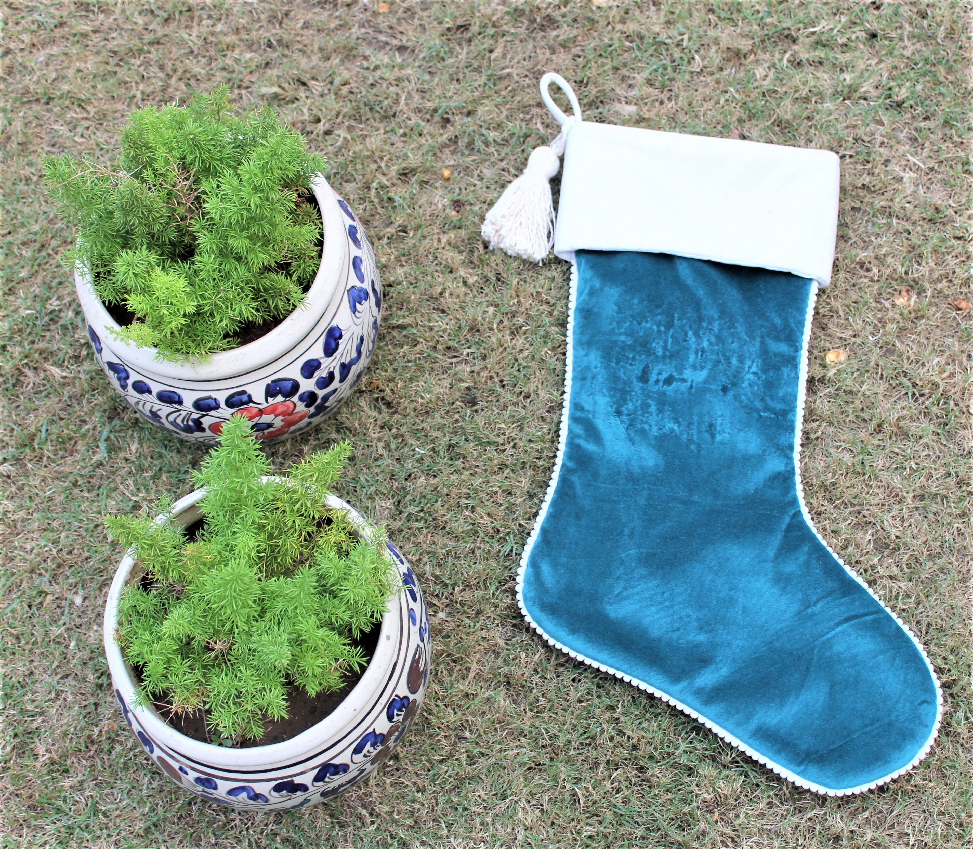 Regali di Natale con calze di velluto di Natale